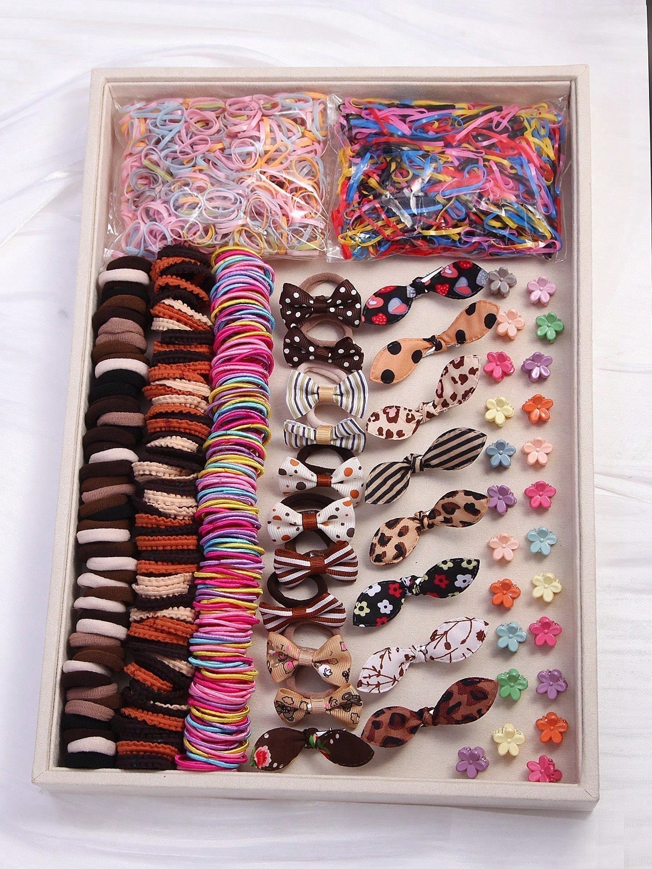 Set of 865 pieces hair accessories, hair clips and hair ties in caramel and assorted colors for girls, comes packaged in a bag