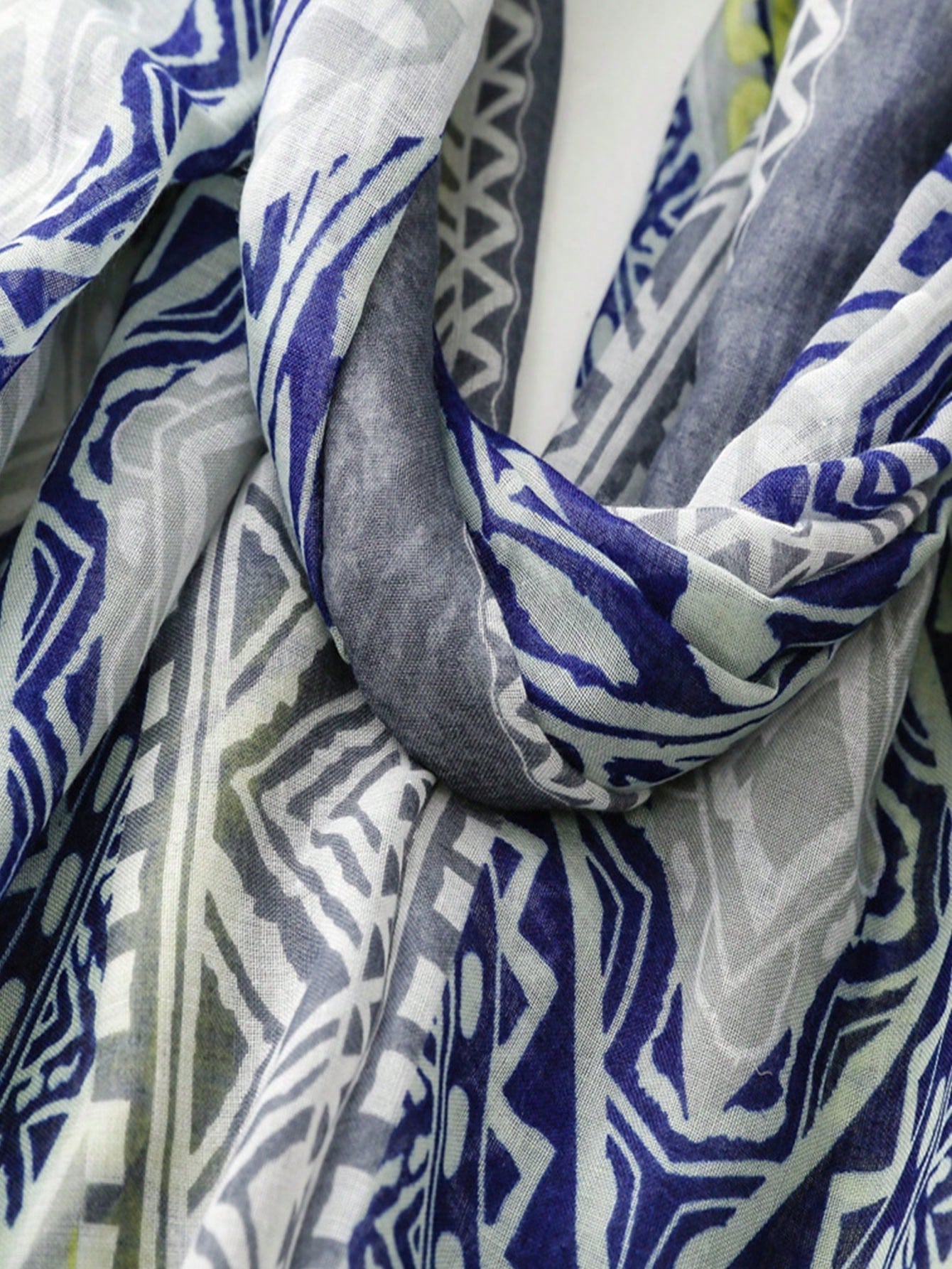 Simple printed women's scarf, new design for autumn and winter, suitable for warmth, suitable for spring and summer as it protects from the sun and can be used as a beach towel or a casual shawl, a long piece of cloth that matches all looks