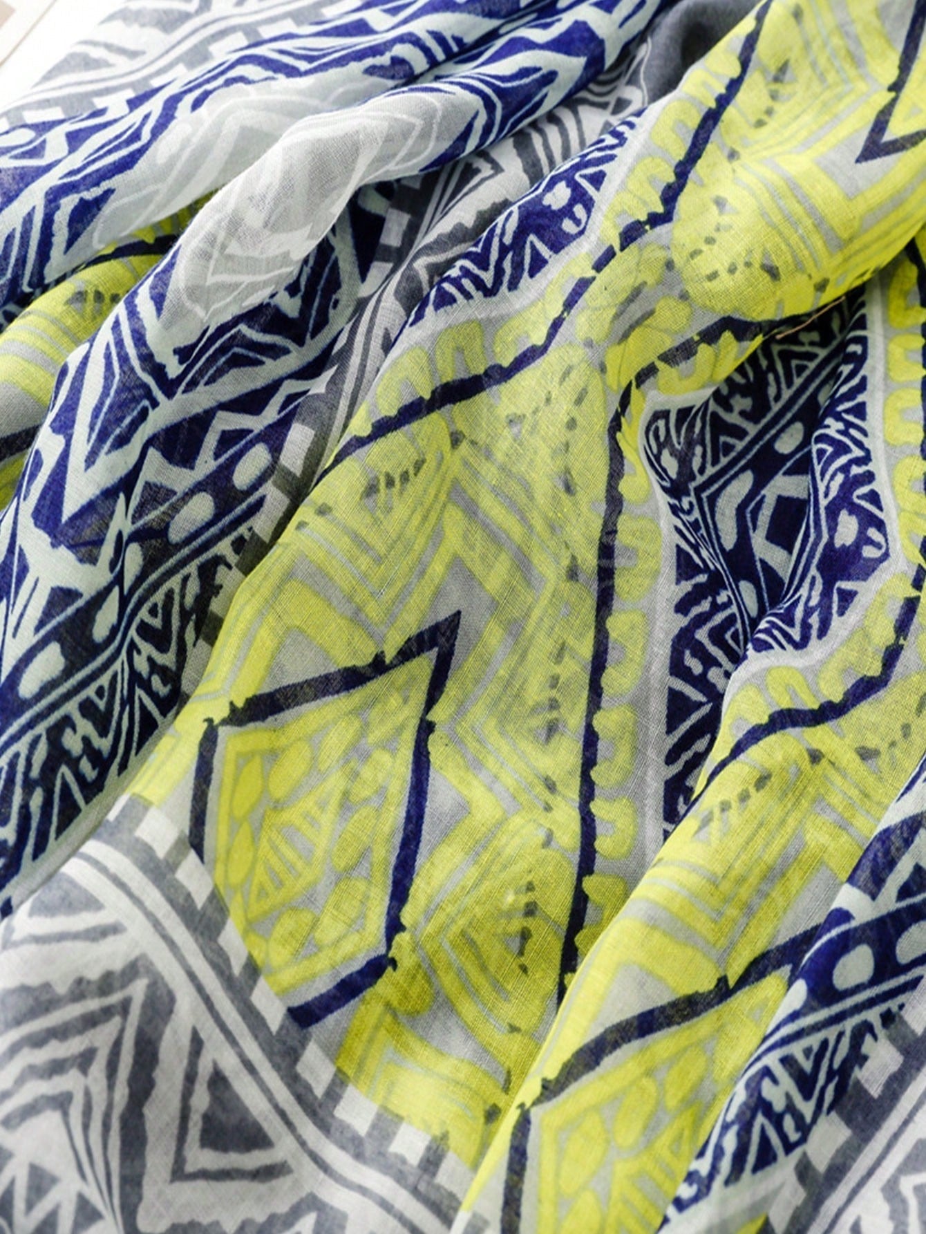 Simple printed women's scarf, new design for autumn and winter, suitable for warmth, suitable for spring and summer as it protects from the sun and can be used as a beach towel or a casual shawl, a long piece of cloth that matches all looks