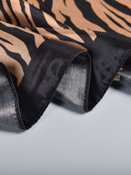 وشاح حريري مربع كلاسيكي بطباعة مخططة باللون الأسود والأبيض مناسب للاستخدام في المواسم الخارجية