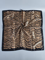 وشاح حريري مربع كلاسيكي بطباعة مخططة باللون الأسود والأبيض مناسب للاستخدام في المواسم الخارجية