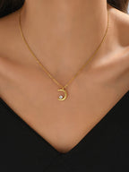 طقم سوار وقلادة تنس من الفولاذ المقاوم للصدأ مطلي بالذهب عيار 18 يتميز بديكور القمر، مناسب للاستخدام اليومي والأزياء المختلفة. رائعة كهدايا للأزواج أو كهدايا مهرجان