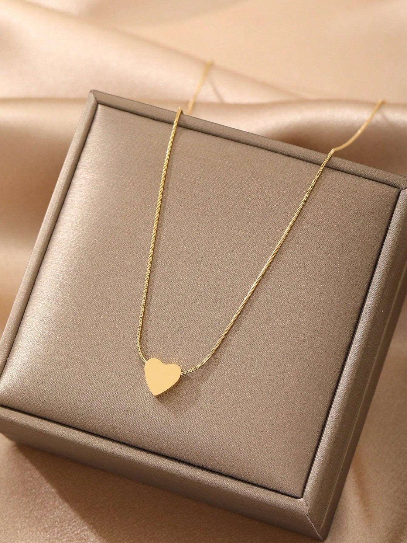 Heart pendant necklace