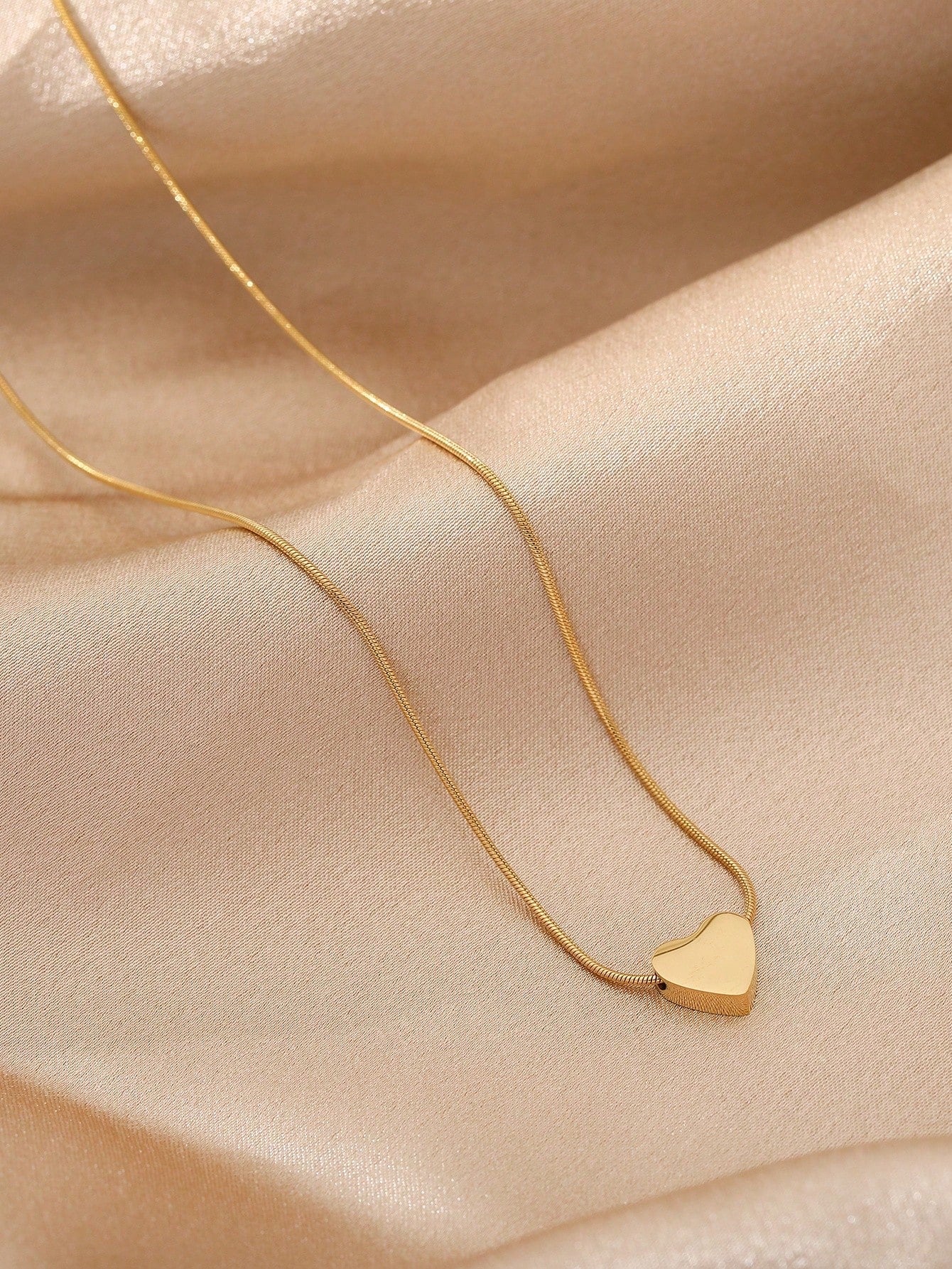 Heart pendant necklace