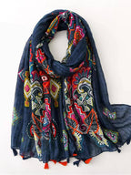 Elegant women's scarf with floral print and knotted rugs