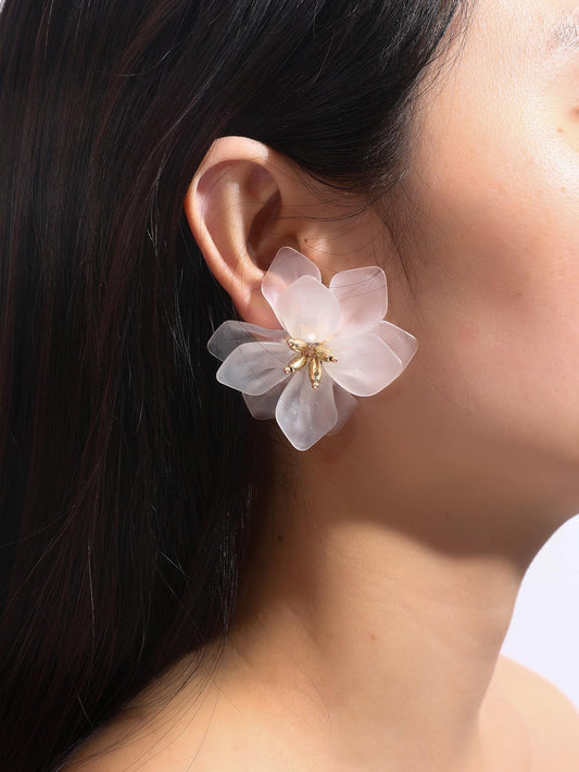 Fashion flower stud earrings for women to gift one pair, white