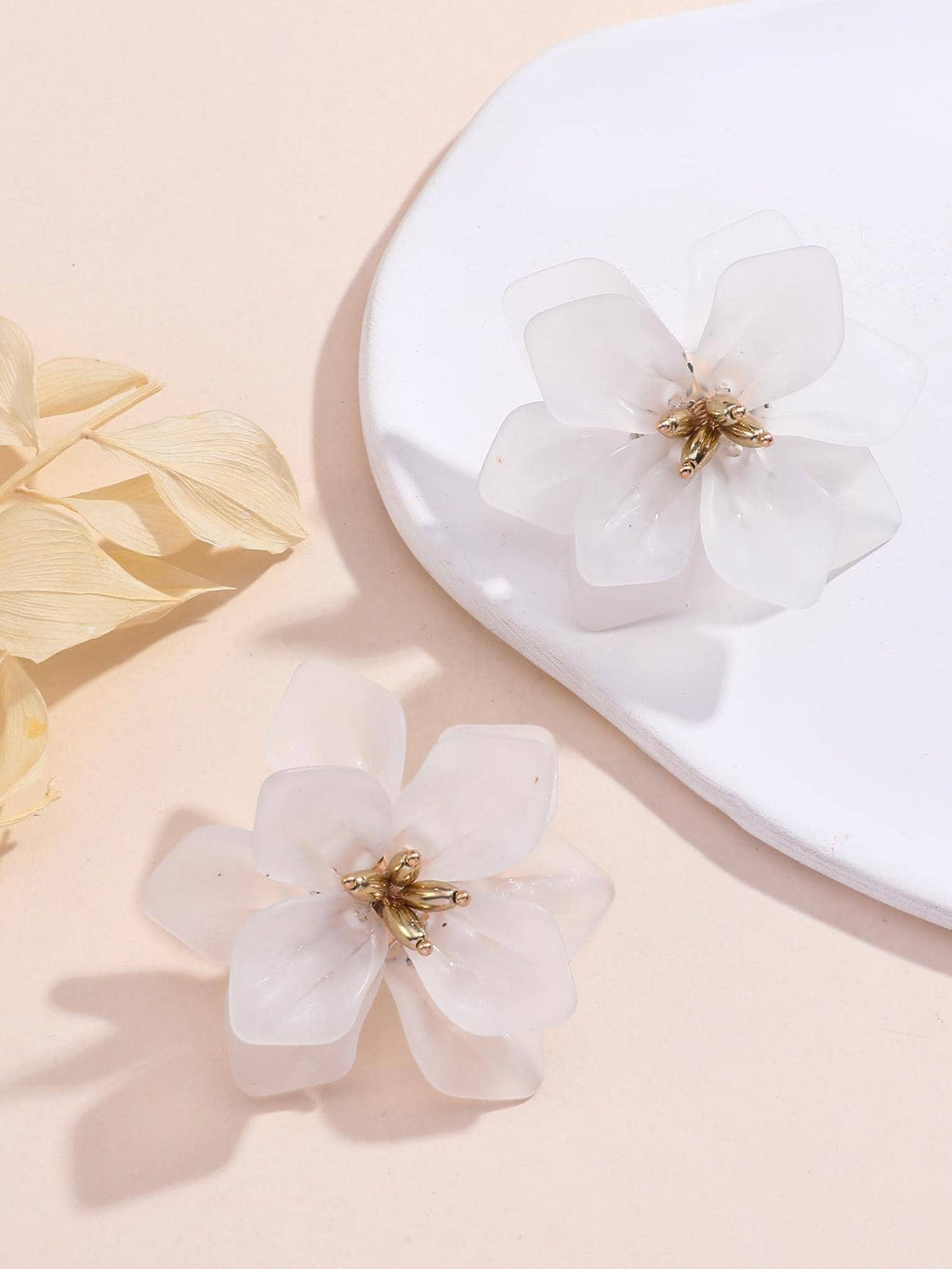 Fashion Flower Stud Earrings for Women to Gift One Pair White