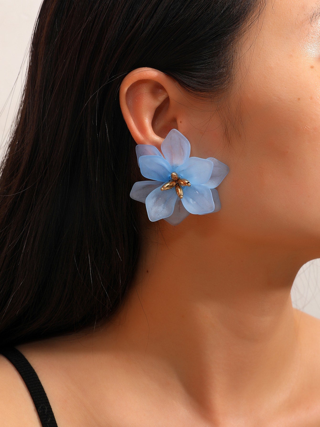 Fashion flower stud earrings for women to gift one pair, light blue