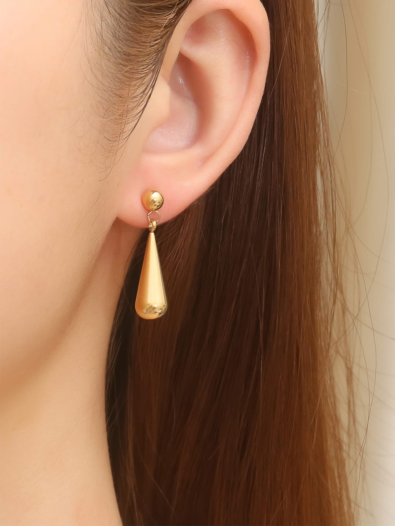 Women's stud earrings made of water droplets, made of stainless steel, modern and elegant, suitable for daily use and daily decoration, plated with 18 carat gold.