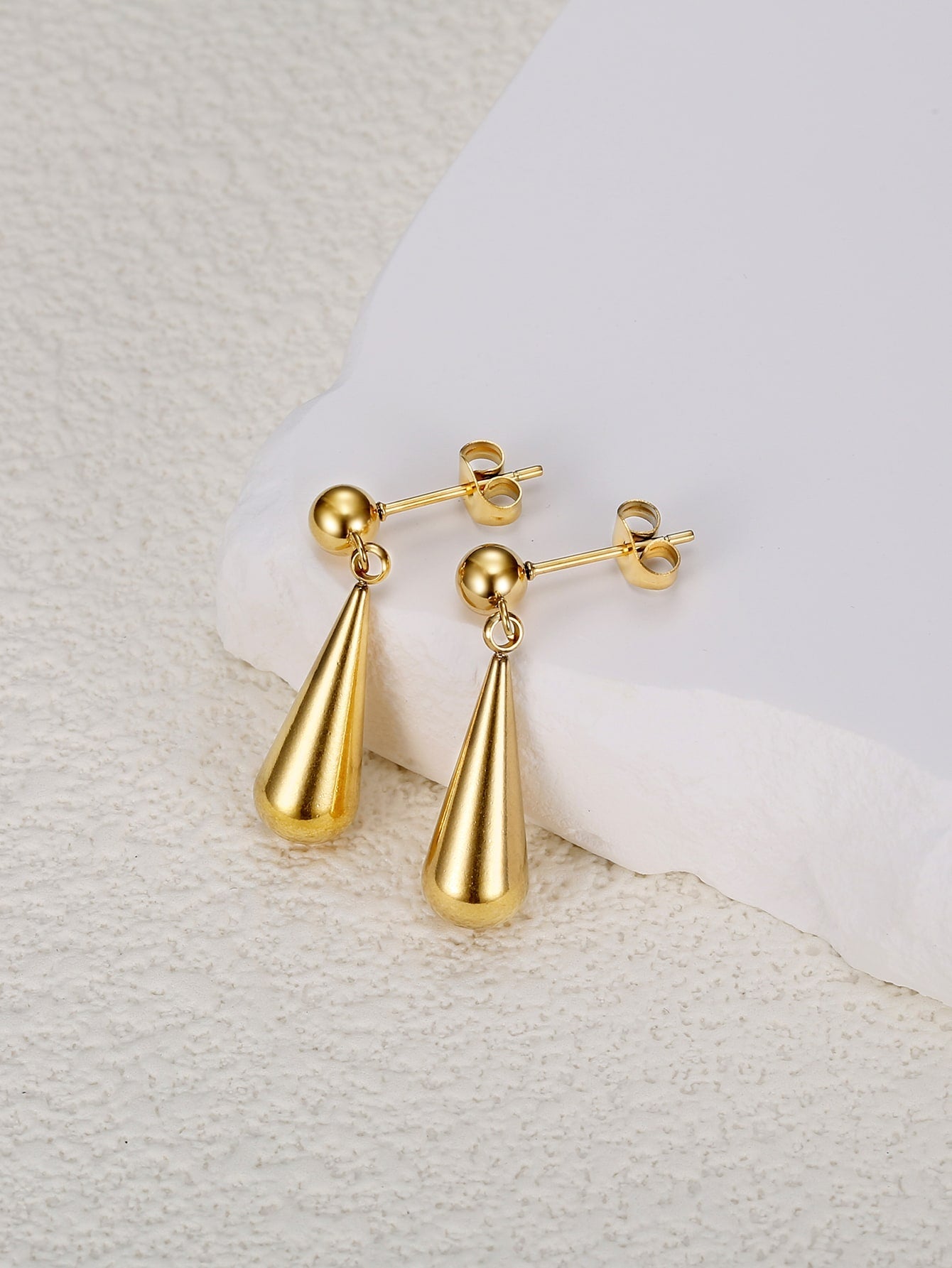 Fashionable and elegant women's stainless steel water drop earrings, suitable for daily use and daily decoration, plated with 18 karat gold