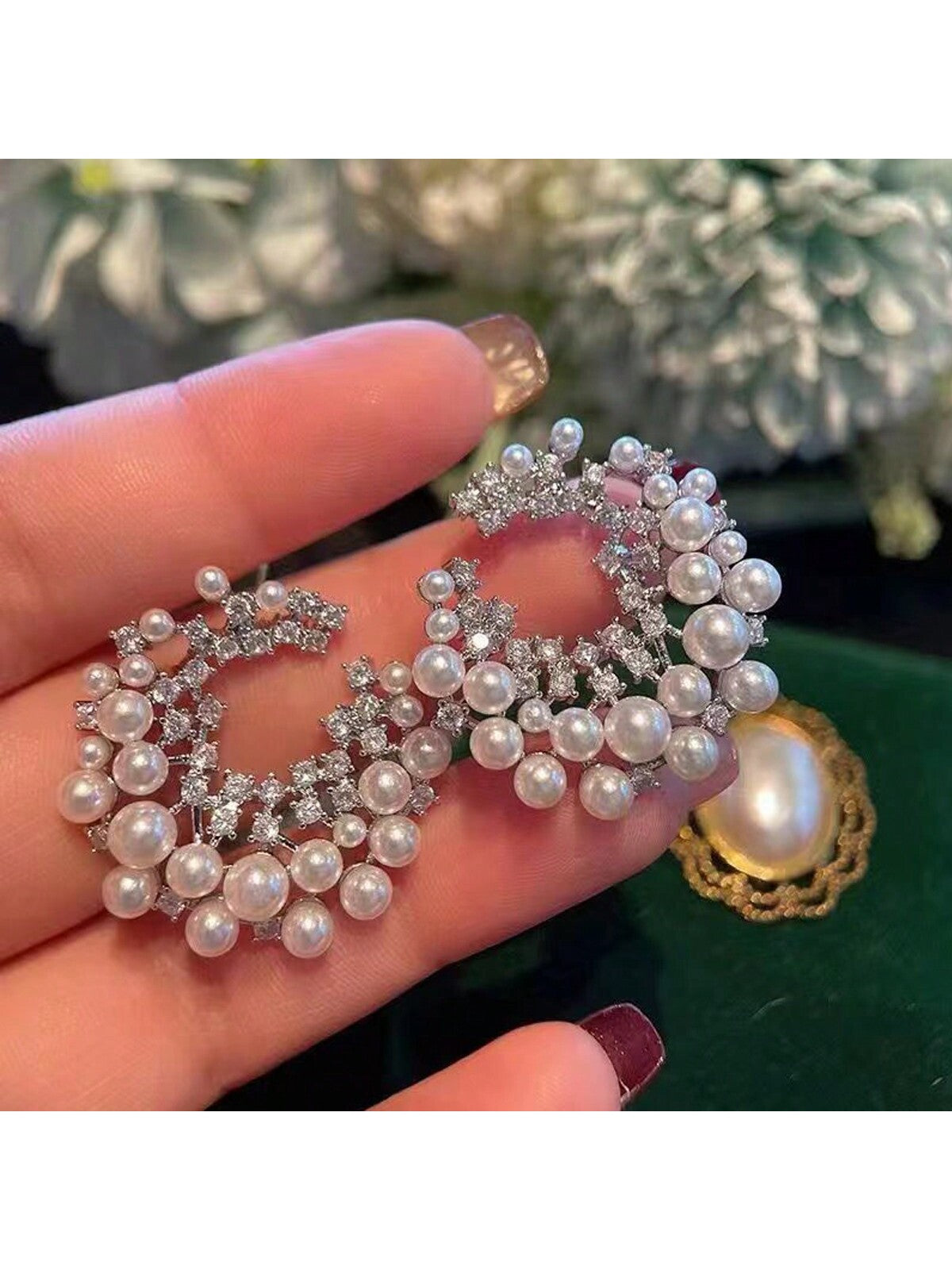 1 pair of delicate French style earrings for women, mixed with artificial pearls, beautiful timeless accessories for brides to look their best, suitable for daily use