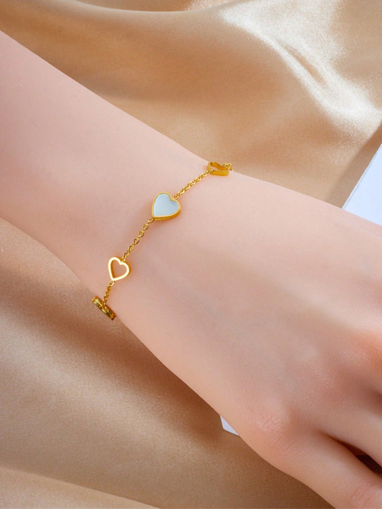 1pc Fashion Stainless Steel Black White Hollow Heart Design Bracelet for Women Minimalist Style, Suitable for Daily Wear
