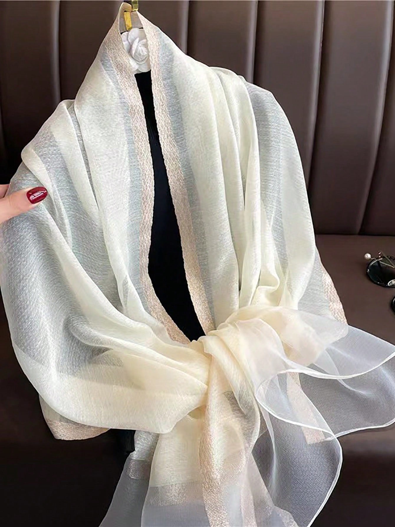 عباءة نسائية بيج لعيد الحب قطعة واحدة، تناسب ارتدائها اليومي في الربيع ويحافظ على دفء الرقبة وتتميز بالأناقة باللون الأبيض
