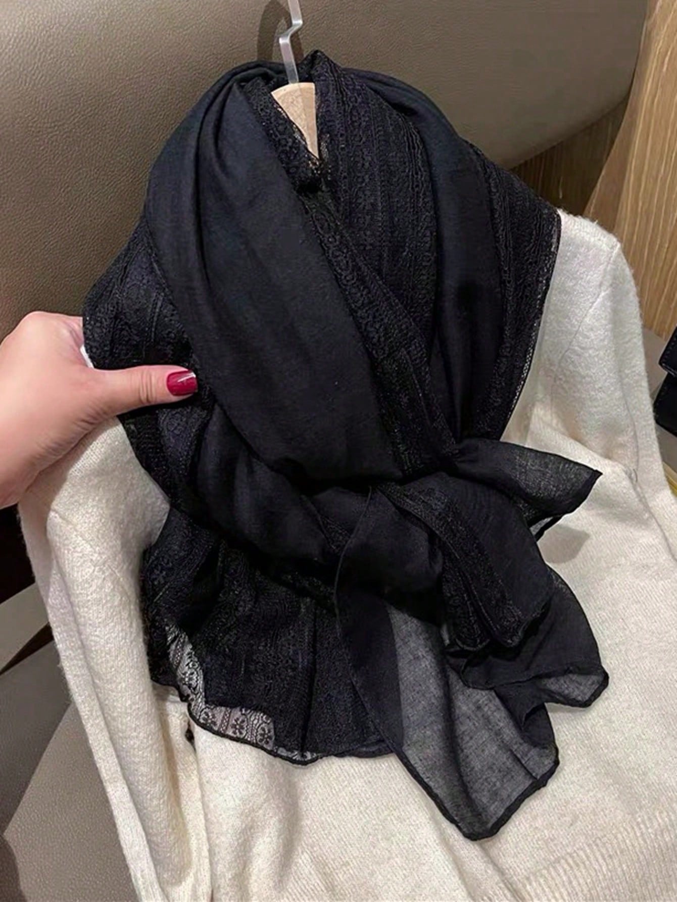 وشاح نسائي اسود