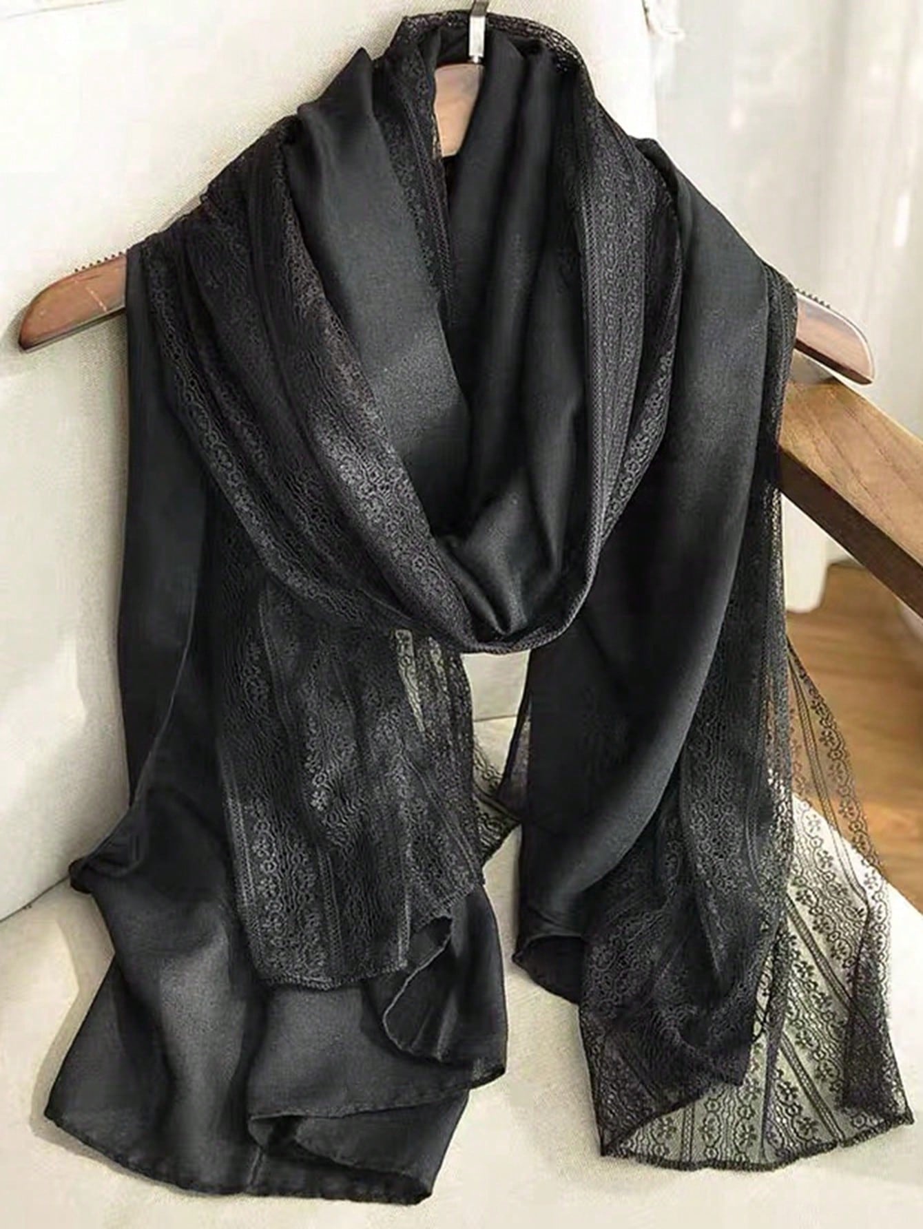 وشاح نسائي اسود