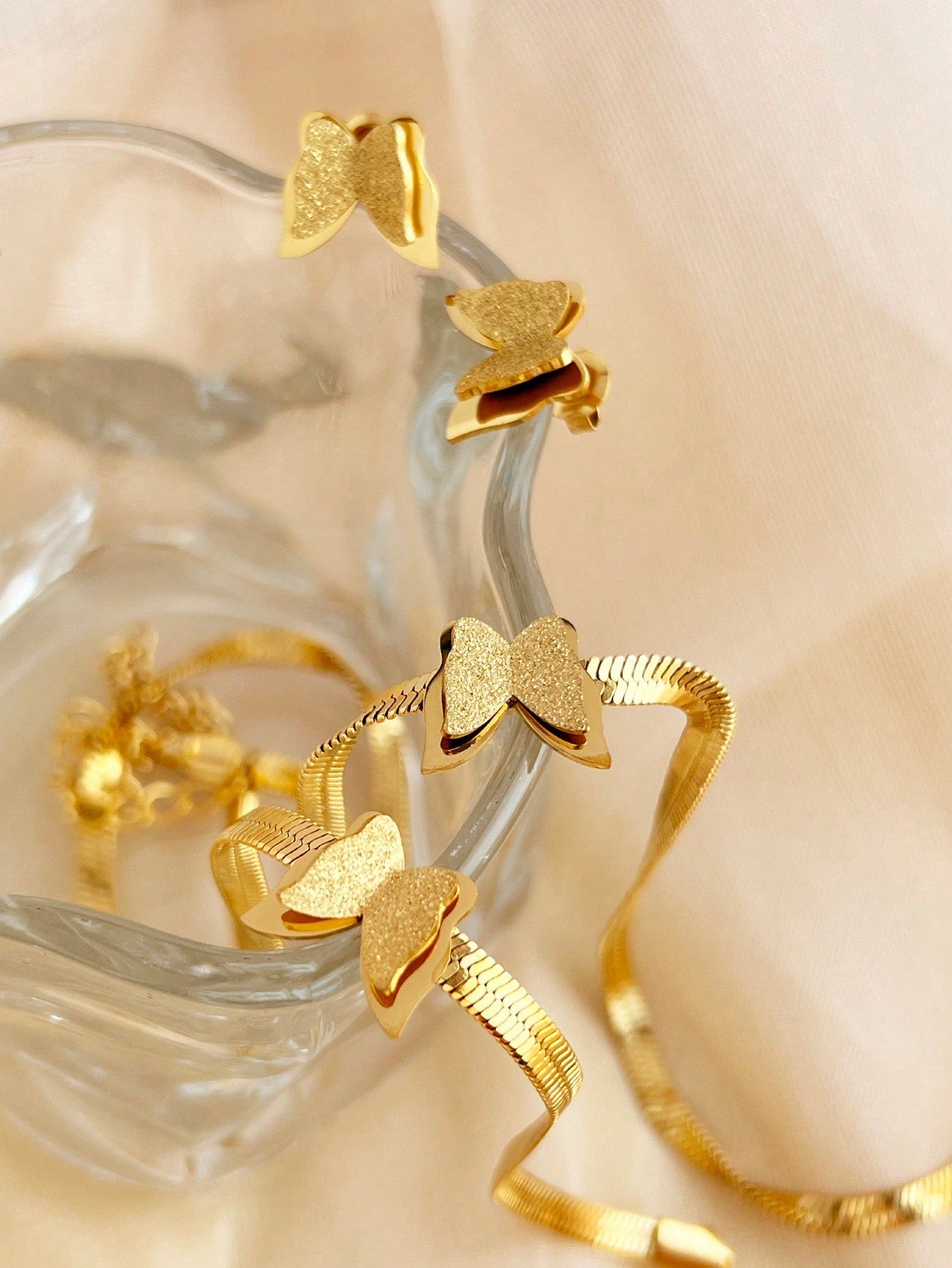 4pcs/set trendy gold steel butterfly design jewelry set for women including bracelet, necklace and earrings. A gift for wearing on romantic occasions like Valentine's Day, banquets and festivals.