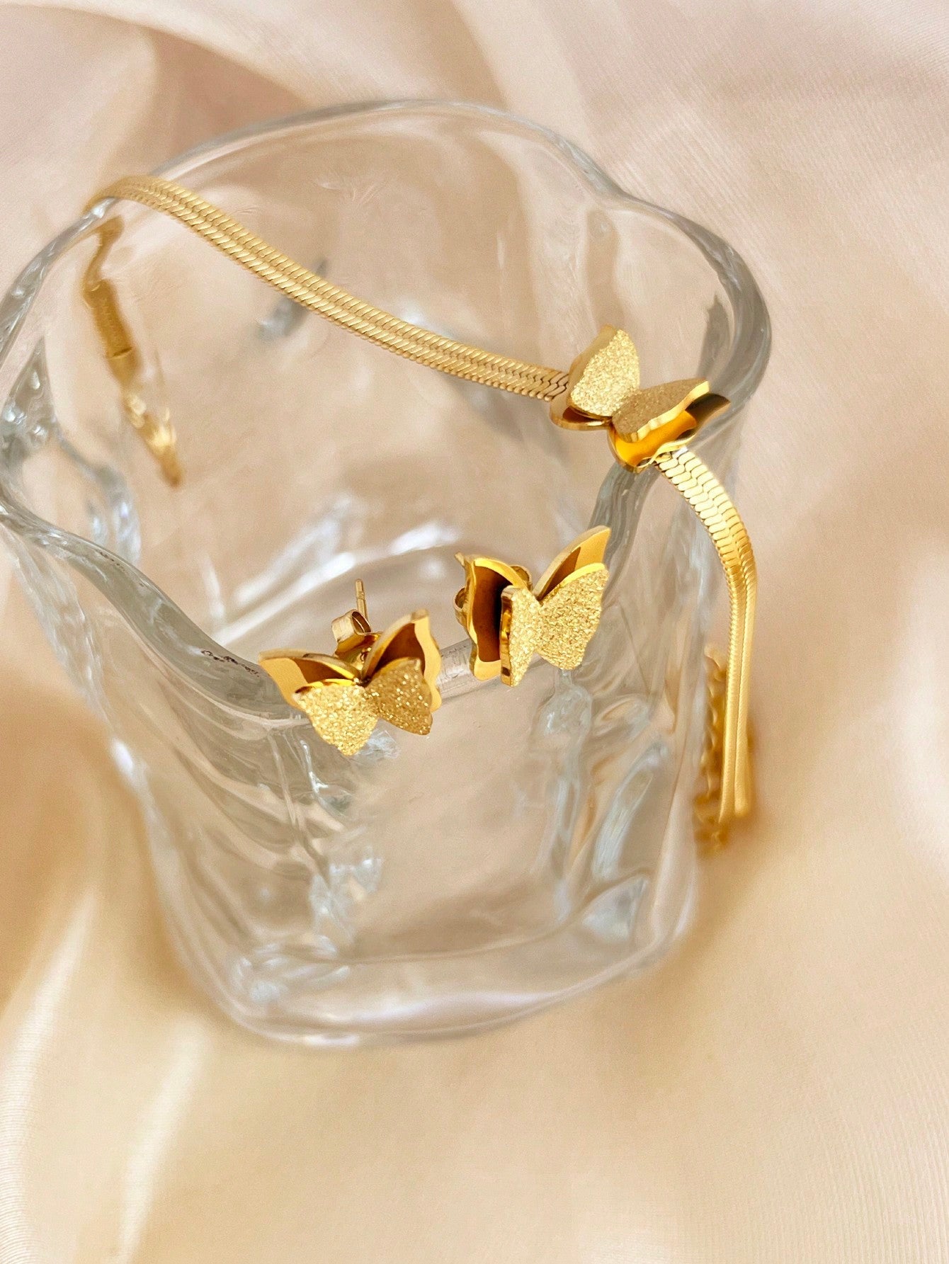 4pcs/set trendy gold steel butterfly design jewelry set for women including bracelet, necklace and earrings. A gift for wearing on romantic occasions like Valentine's Day, banquets and festivals.