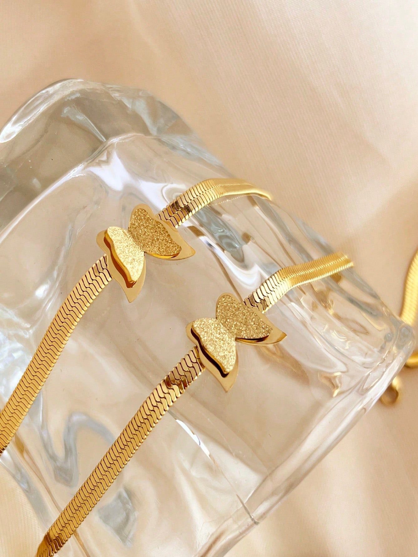 4pcs/set trendy gold steel butterfly design jewelry set for women including bracelet, necklace and earrings. A gift for wearing on romantic occasions like Valentine's Day, banquets and festivals.