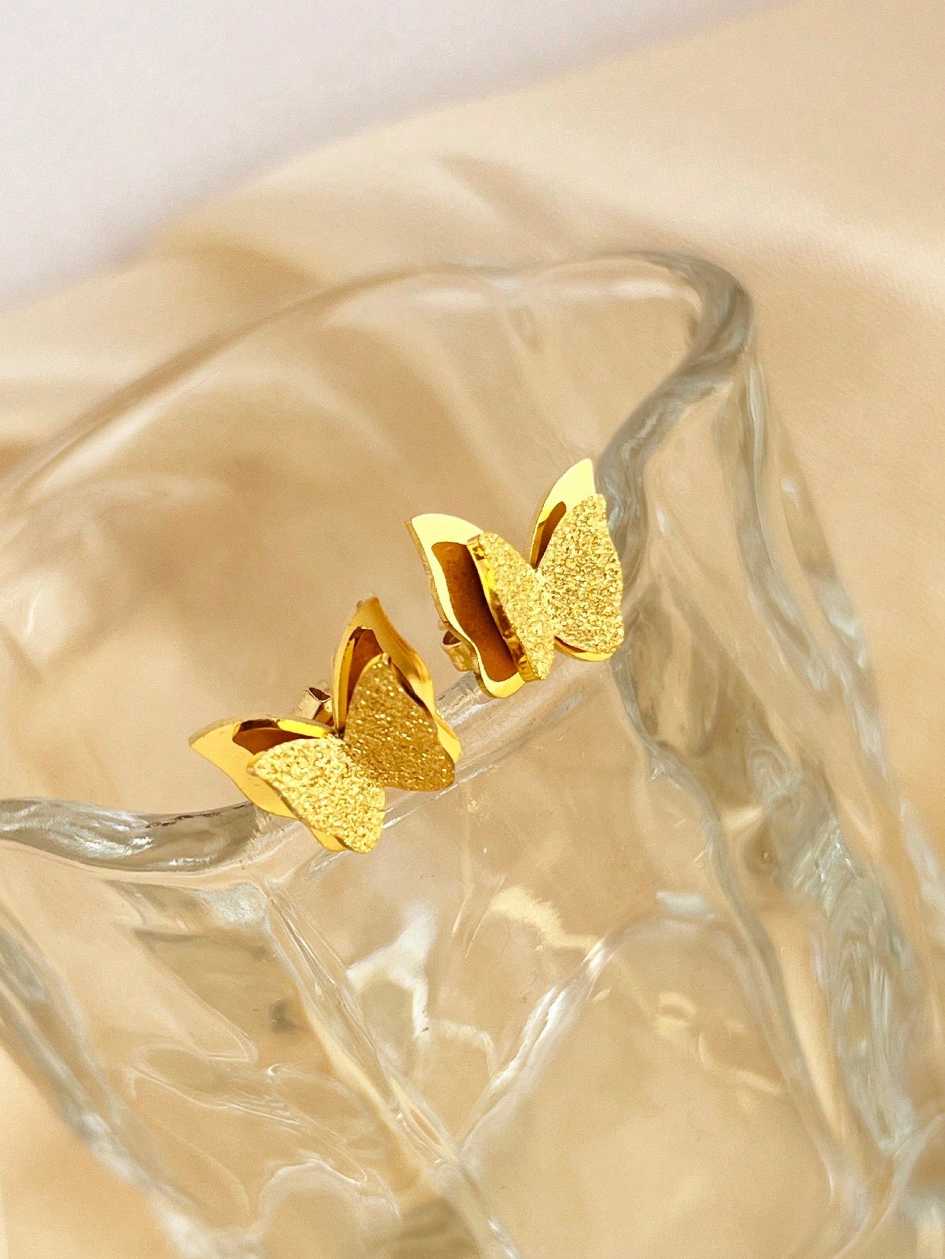 4pcs/set trendy gold steel butterfly design jewelry set for women including bracelet, necklace and earrings. A gift for wearing on romantic occasions like Valentine's Day, banquets and festivals.