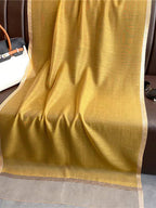 عباءة نسائية بيج لعيد الحب قطعة واحدة، تناسب ارتدائها اليومي في الربيع ويحافظ على دفء الرقبة وتتميز بالأناقة الصفراء