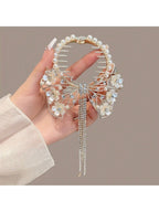 مشبك شعر فاخر من سبائك الألومنيوم بنقش دقيق من الفراشة المفرغة والزهور واللؤلؤ الصناعي، مشبك شعر بهيئة كريستالية جذابة وكرات معدنية متدرجة