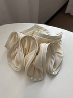 شريط شعر حبات فرنسي أسود عميق مع شريط حريري كبير مع تصميم للأذنين باللون الأبيض