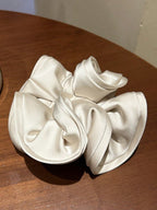 شريط شعر حبات فرنسي أسود عميق مع شريط حريري كبير مع تصميم للأذنين باللون الأبيض