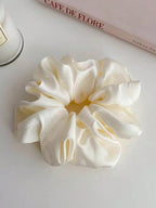 شريط شعر حبات فرنسي أسود عميق مع شريط حريري كبير مع تصميم للأذنين باللون الأبيض