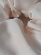 شريط شعر حبات فرنسي أسود عميق مع شريط حريري كبير مع تصميم للأذنين باللون الأبيض