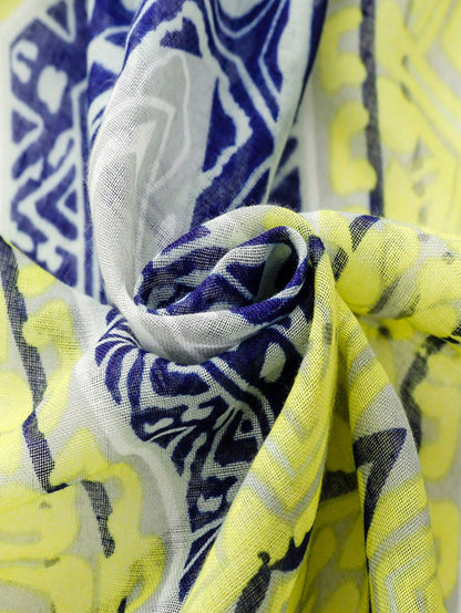 Women's simple printed scarf, new design for autumn and winter, suitable for providing warmth. Suitable for spring and summer as it protects from the sun and can be used as a beach towel or casual shawl. A long piece of fabric that goes with all looks.