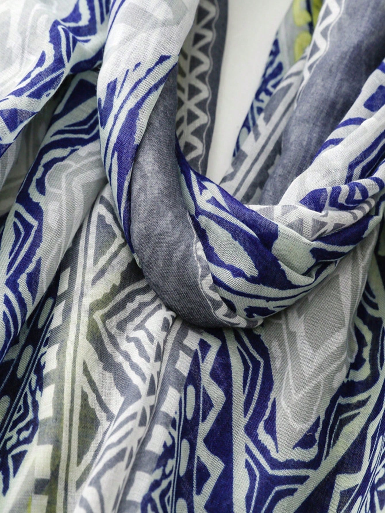 Women's simple printed scarf, new design for autumn and winter, suitable for providing warmth. Suitable for spring and summer as it protects from the sun and can be used as a beach towel or casual shawl. A long piece of fabric that goes with all looks.