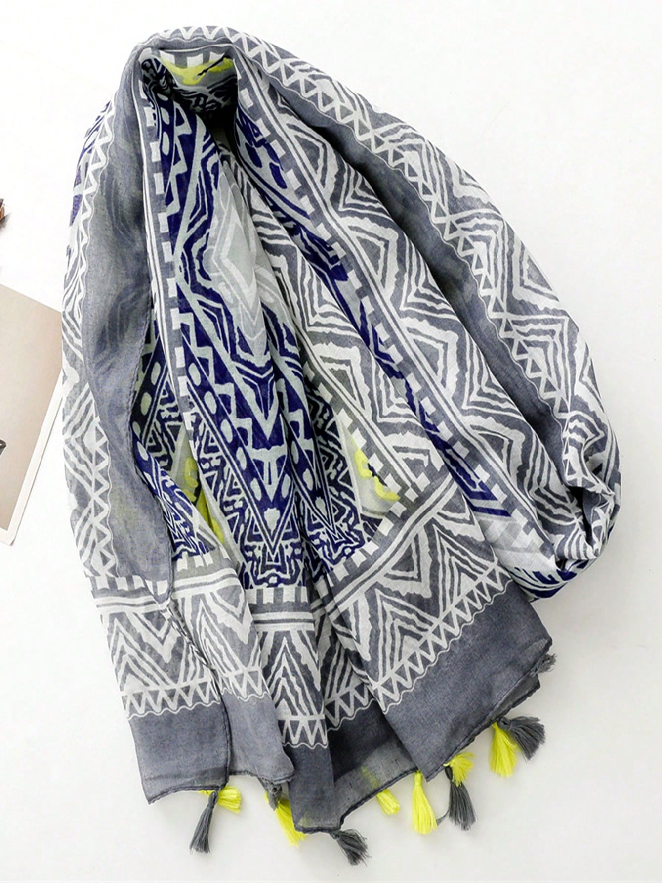 Women's simple printed scarf, new design for autumn and winter, suitable for providing warmth. Suitable for spring and summer as it protects from the sun and can be used as a beach towel or casual shawl. A long piece of fabric that goes with all looks.