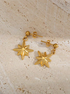 مجموعة أقراط وأقراط كاملة من الفولاذ المقاوم للصدأ مقاومة للماء وغير قابلة للتلاشي الذهبي، تناسب لارتداء النساء اليومي