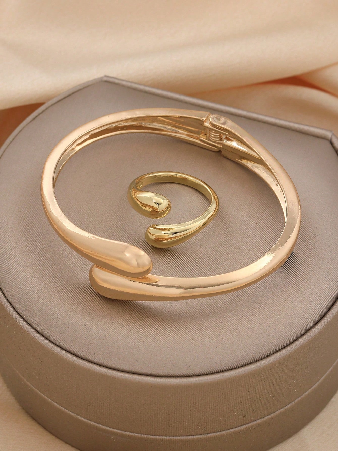 Fashion Women's Jewelry Set Includes Stainless Steel Teardrop Bracelet and One Geometric Teardrop Ring for Women