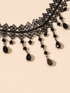 قلادة من الدانتيل والخرز الكريستالي