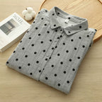 بيع مباشر من المصنع: قميص نسائي من القطن الخالص، مطبوع عليه نقاط بولكا يابانية كلاسيكية، بطبقتين من الشاش، بتصميم فني. قميص بياقة دمية من الشاش القطني.