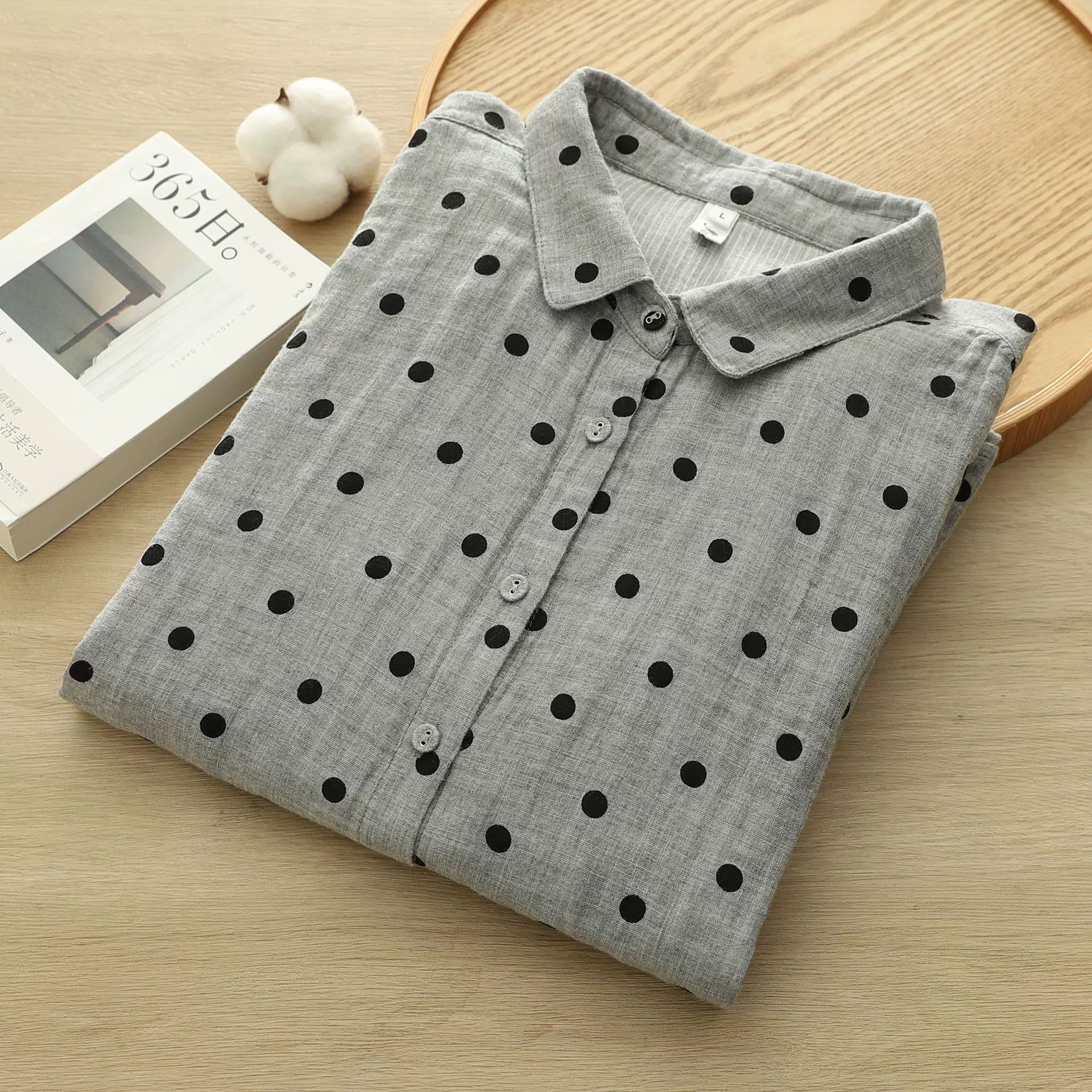 بيع مباشر من المصنع: قميص نسائي من القطن الخالص، مطبوع عليه نقاط بولكا يابانية كلاسيكية، بطبقتين من الشاش، بتصميم فني. قميص بياقة دمية من الشاش القطني.