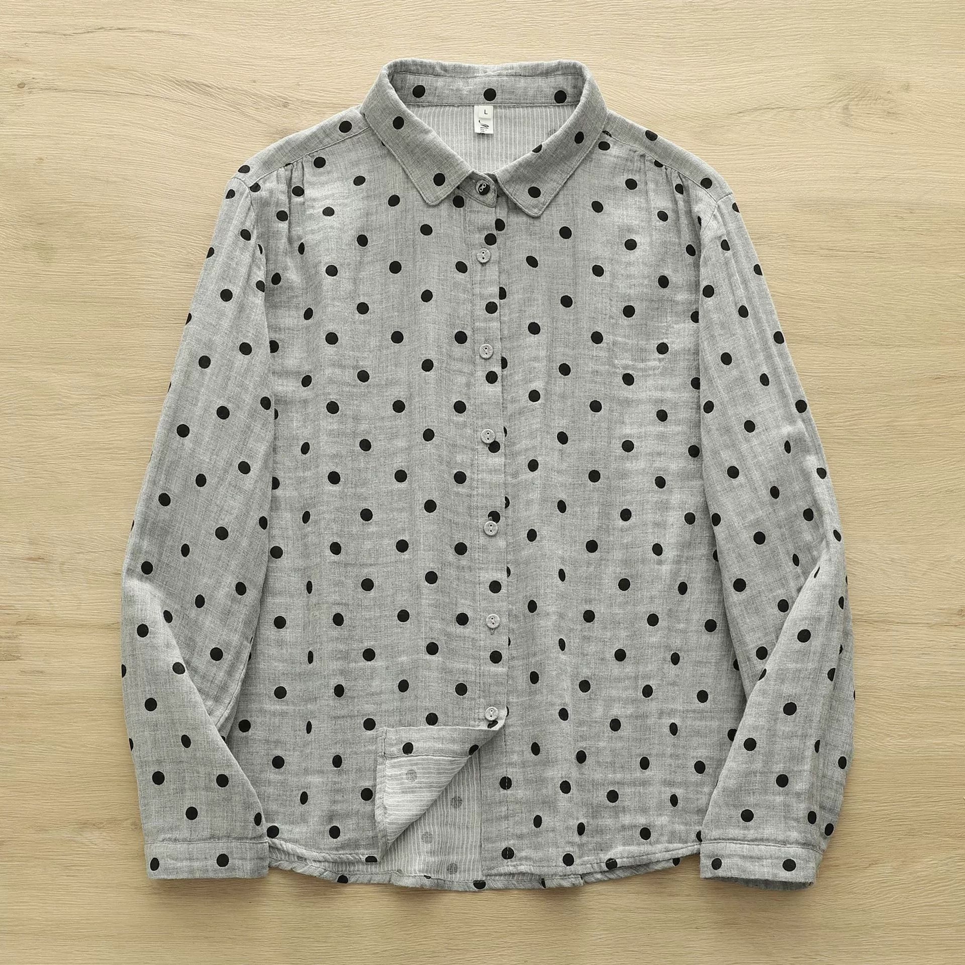 بيع مباشر من المصنع: قميص نسائي من القطن الخالص، مطبوع عليه نقاط بولكا يابانية كلاسيكية، بطبقتين من الشاش، بتصميم فني. قميص بياقة دمية من الشاش القطني.