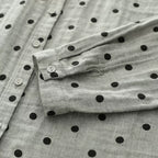 بيع مباشر من المصنع: قميص نسائي من القطن الخالص، مطبوع عليه نقاط بولكا يابانية كلاسيكية، بطبقتين من الشاش، بتصميم فني. قميص بياقة دمية من الشاش القطني.