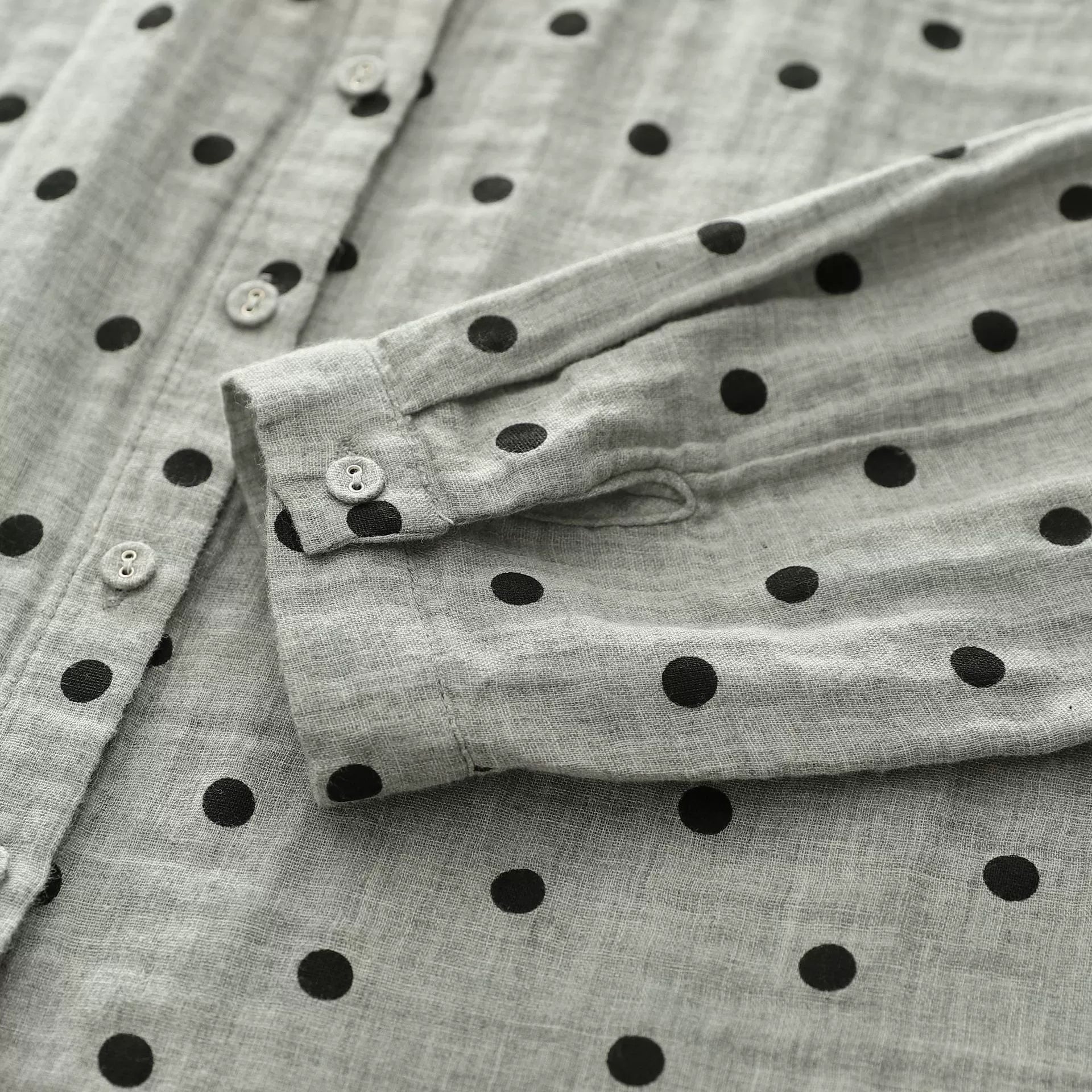 بيع مباشر من المصنع: قميص نسائي من القطن الخالص، مطبوع عليه نقاط بولكا يابانية كلاسيكية، بطبقتين من الشاش، بتصميم فني. قميص بياقة دمية من الشاش القطني.