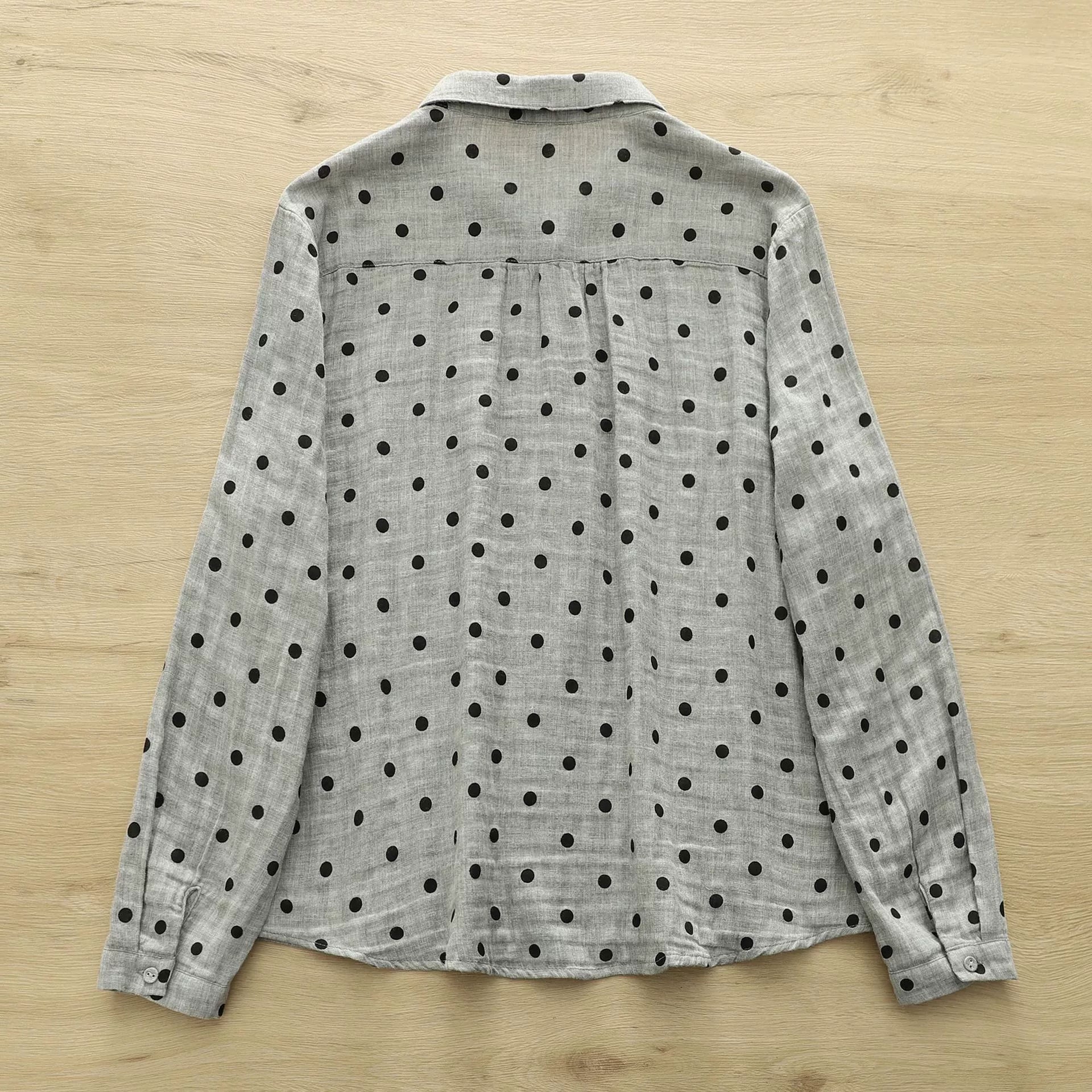 بيع مباشر من المصنع: قميص نسائي من القطن الخالص، مطبوع عليه نقاط بولكا يابانية كلاسيكية، بطبقتين من الشاش، بتصميم فني. قميص بياقة دمية من الشاش القطني.