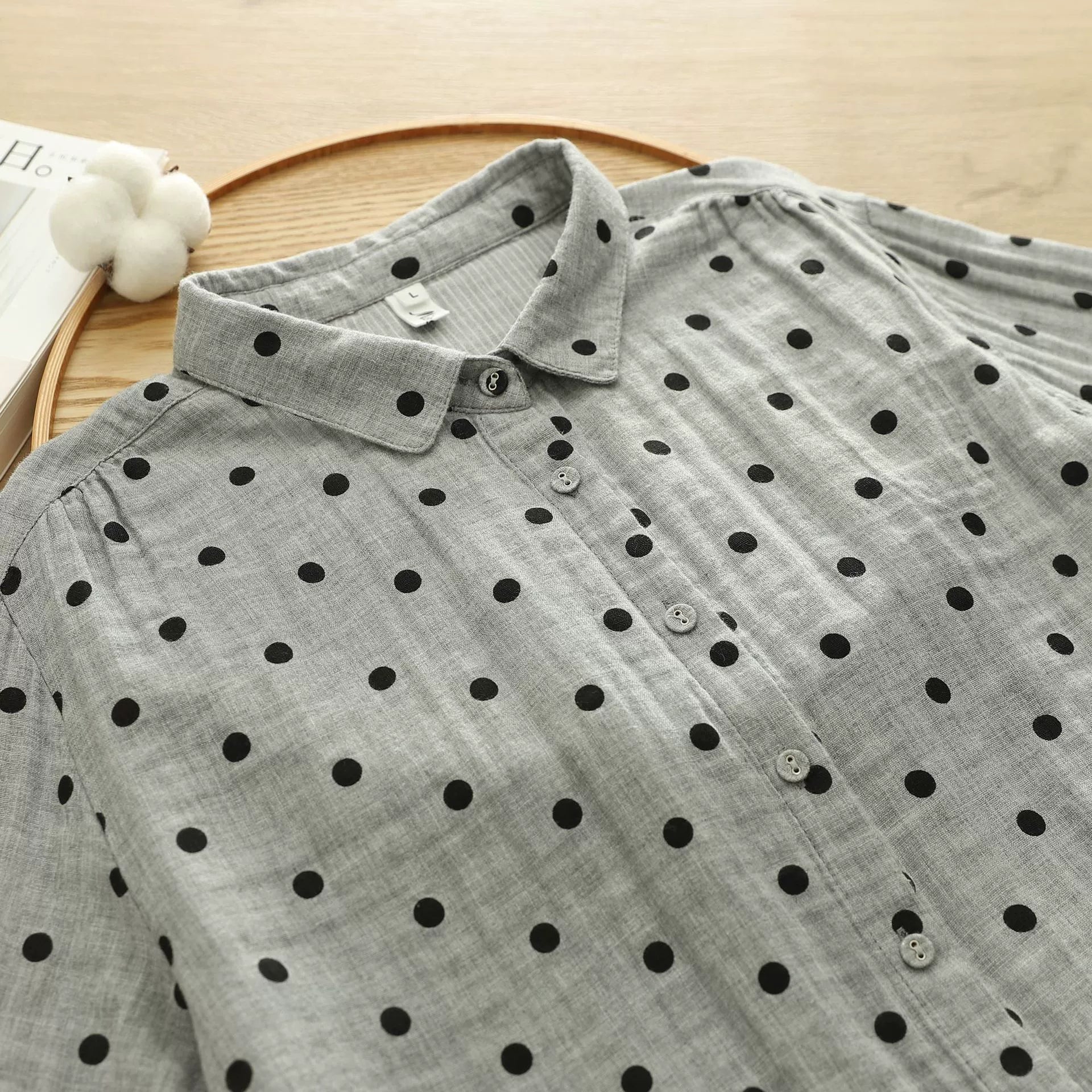 بيع مباشر من المصنع: قميص نسائي من القطن الخالص، مطبوع عليه نقاط بولكا يابانية كلاسيكية، بطبقتين من الشاش، بتصميم فني. قميص بياقة دمية من الشاش القطني.